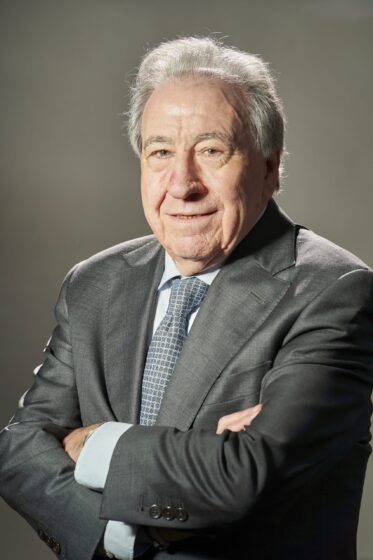 LA CÁMARA CONCEDE MEDALLA DE ORO AL EMPRESARIO MANOLO MUÑOZ