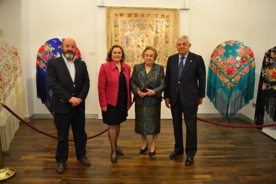 La FundaciA?n CA?mara de Sevilla acoge una exposiciA?n de Mantones de Manila de la diseA�adora A?ngeles Espinar