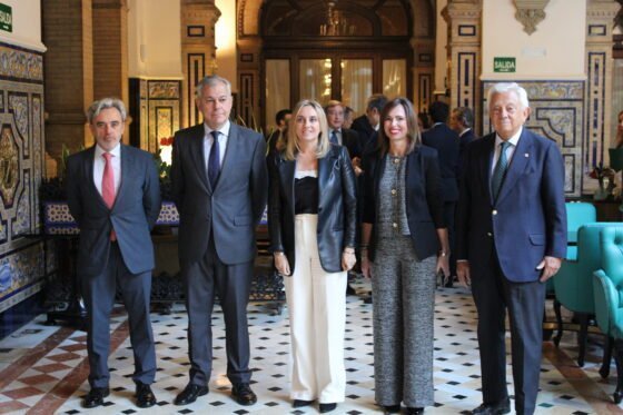 La alcaldesa de Granada presenta en Sevilla el modelo ‘Granada para Vivir’ y anuncia un nuevo impulso para la oficina del PGOM