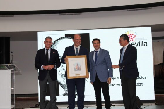 El sector turístico rinde homenaje Manuel Macías, director del SCCB