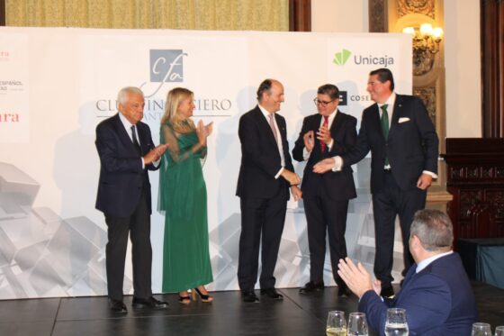 El CEO de Goldman Sachs recibe la Insignia de Oro del Instituto Español de Analistas de Andalucía